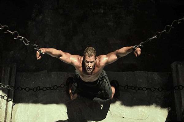 человек в цепях