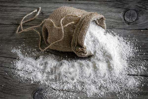 соль, просыпанная из мешочка