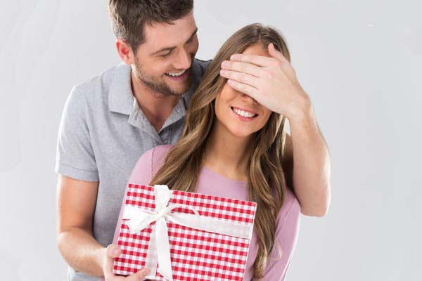 парень и девушка, сюрприз