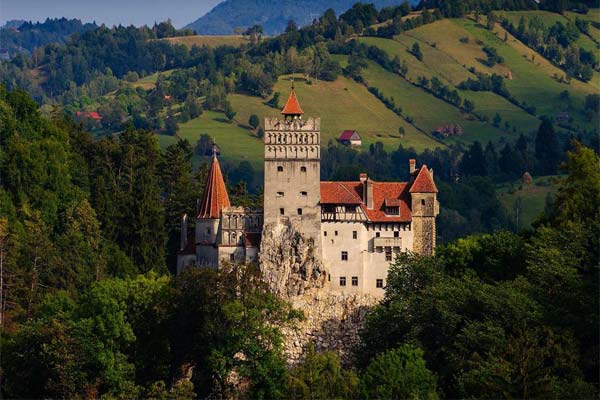Замок Бран, вид с отдаления фото