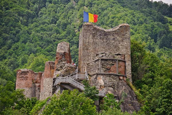 Замок поенари - вид издали