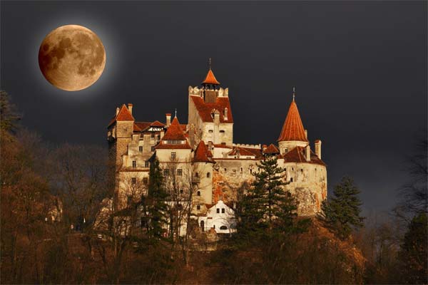 старинная цитадель под луной