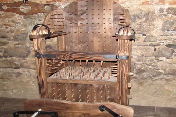 кресло для пыток с шипами