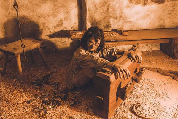 человек закован в колодки