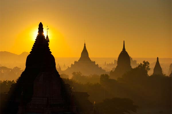 буддийский монастырь на фоне солнца