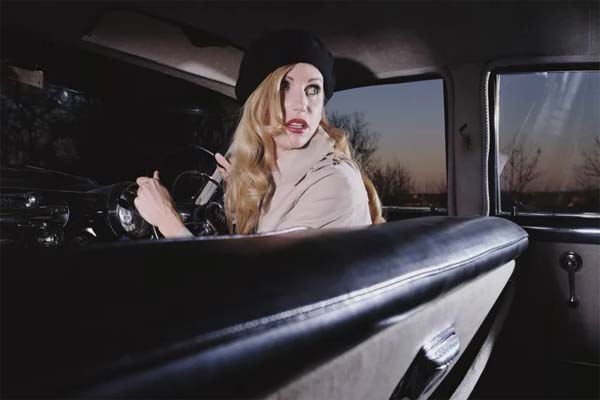 Женщина за рулем