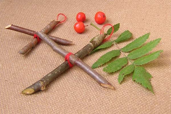 крест из веток, перевязанный красной нитью