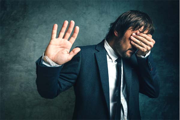 человек отрицает