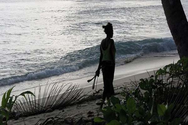 Женщина на побережье