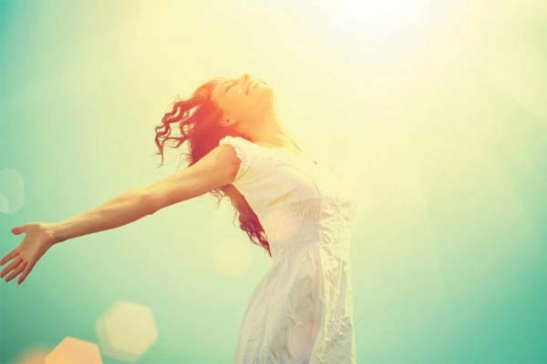 девушка в лучах солнца