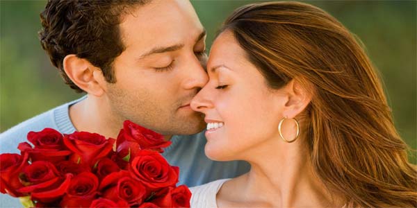 мужчина целует женщину