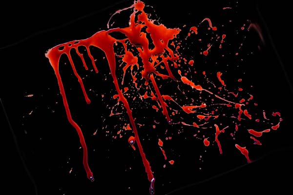 кровь на чёрном фоне