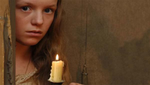 Скромная девушка со свечой