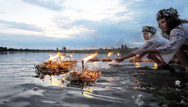 девушка гадает с венком
