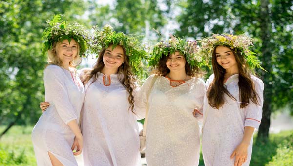 девушки в венках