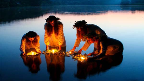 девушки гадают на Купалу