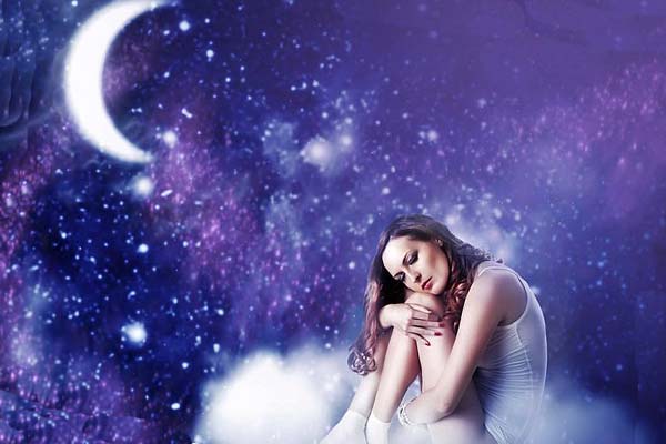 молодая девушка и месяц