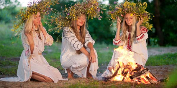 девушки в венках
