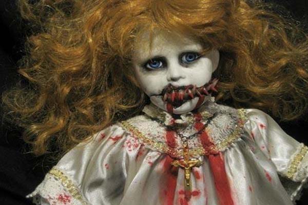 кукла с кровавым ртом