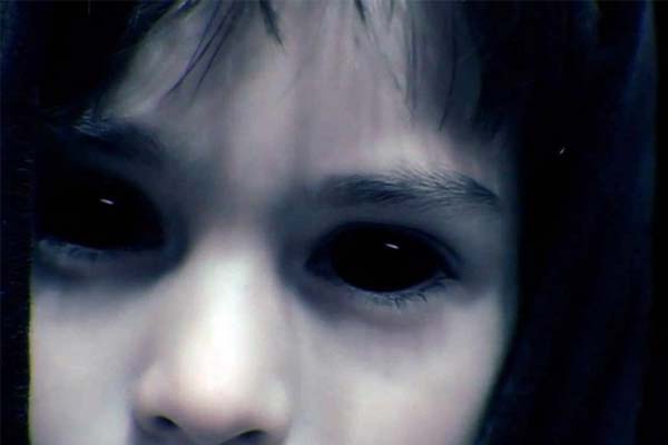 девочка с демоническими черными глазами