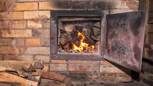 растопленная печь с дровами