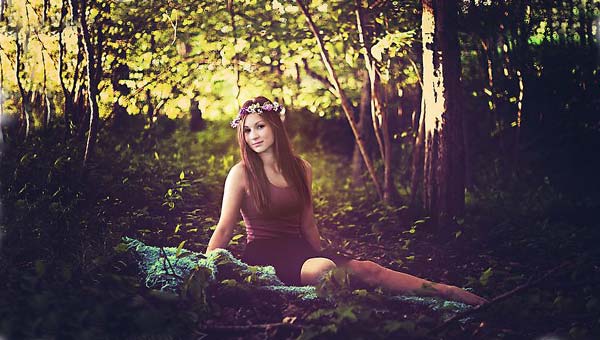 Красивая девушка в лесу