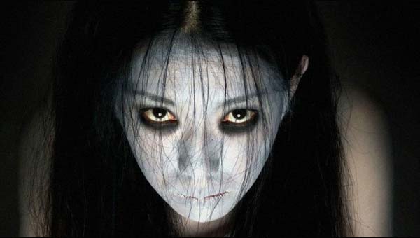 девушка с черными волосами