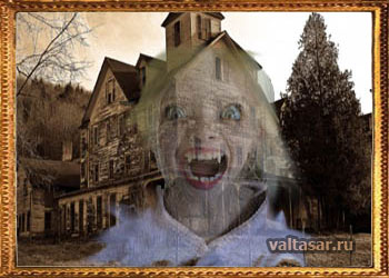 жуткое привидение на фоне старинного дома