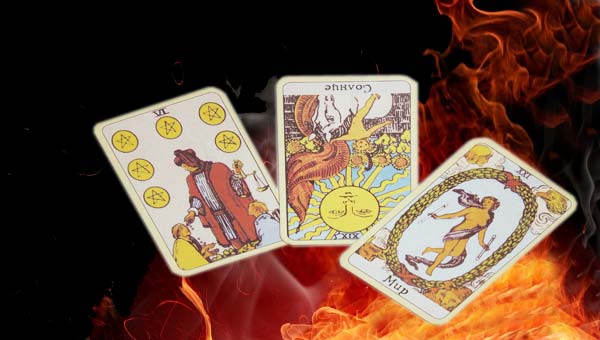 3 карты Таро на фоне огня