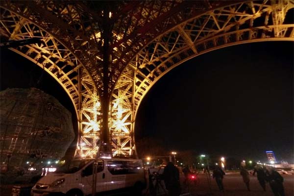 Эйфилева Башня ночью