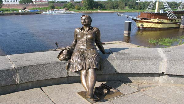 скульптура девушки на берегу реки