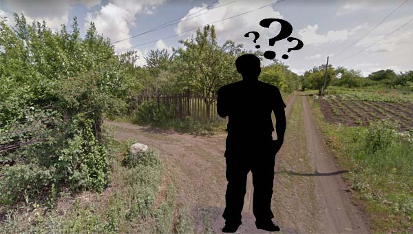 человек на развилке двух дорог