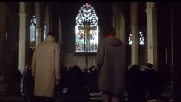 люди в церкви