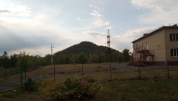 Лысая гора возле здания