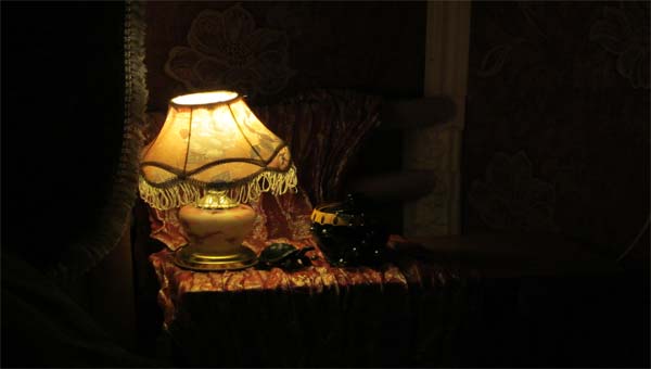 лампа на столе