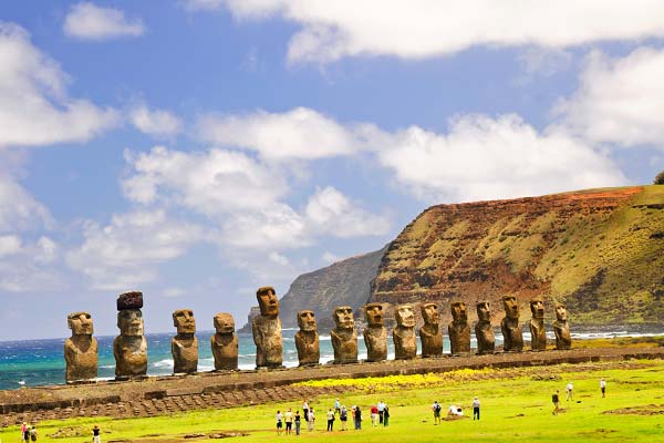 статуи Моаи из камня