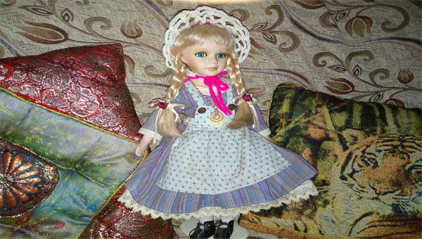 Кукла на диване