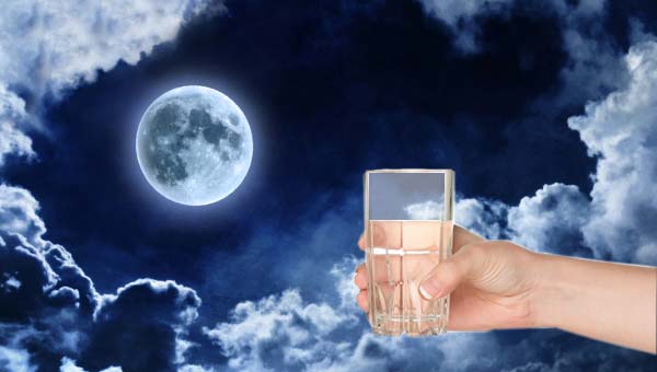 Стакан воды и Луна