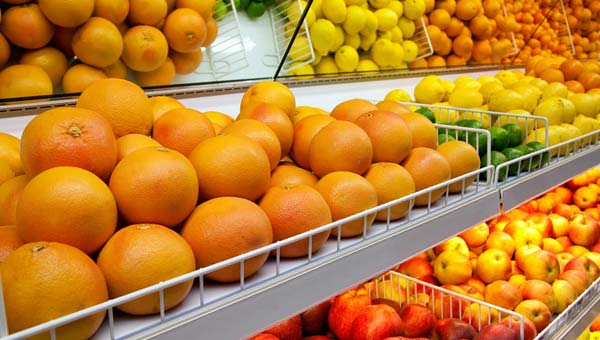 апельсины на полке в магазине