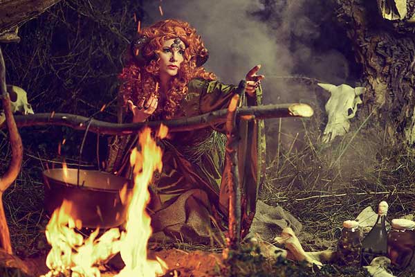 колдунья у костра