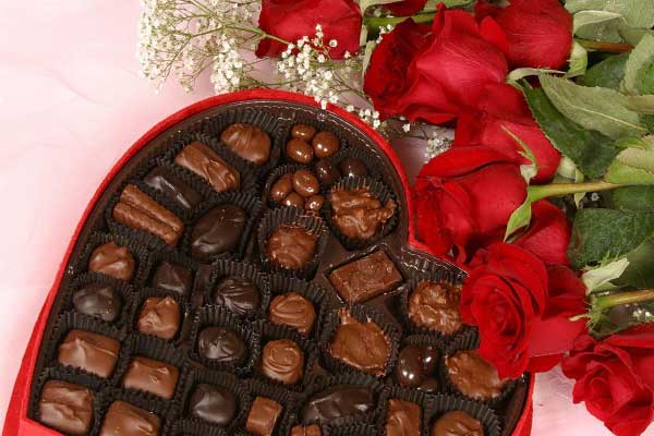 цветы и коробка конфет