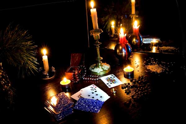 гадальные карты и зажжённые свечи