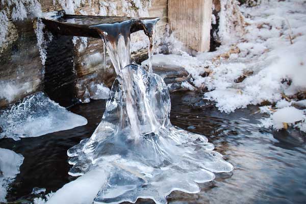 обледеневший родник, вода замёрзла