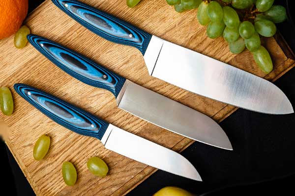 ножи, кухонная доска, виноград