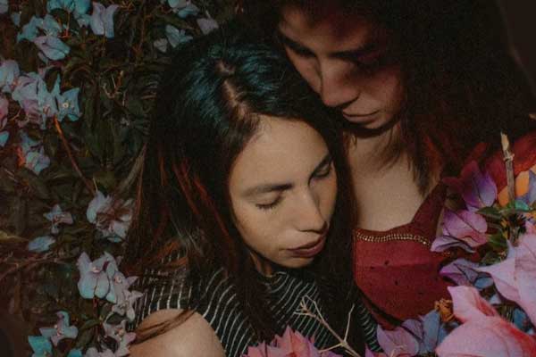 две девушки, сопереживание