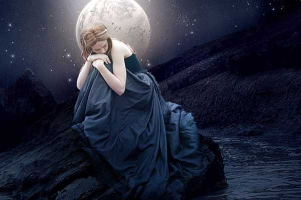 девушка на фоне луны