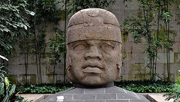 скульптура в виде головы