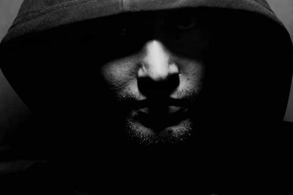 черный человек в капюшоне