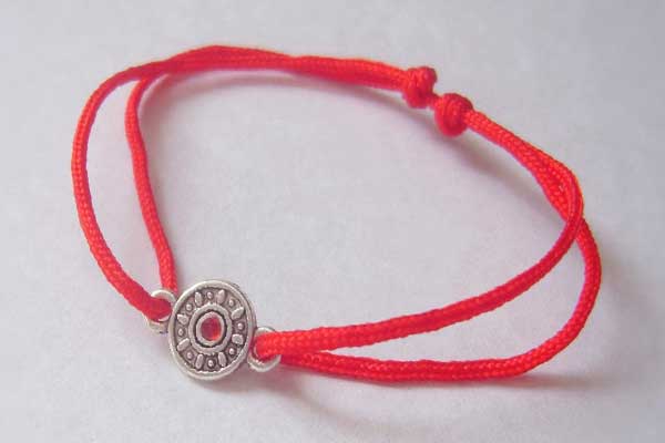 красная нить для запястья - талисман