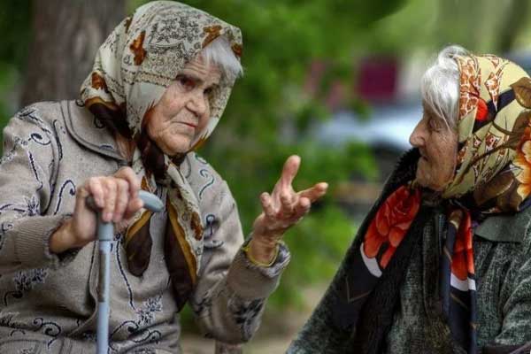 пенсионерки на лавке